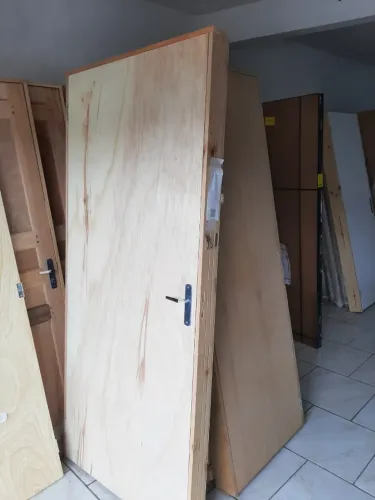 Porta interna Pinus montada c/ fechadura altura 2.10 x 60/70 ou 80 marco 7 13 ou 14cm