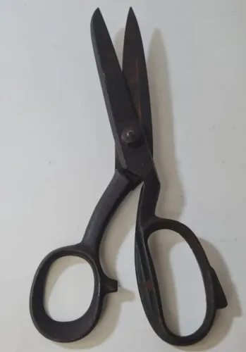 Antiga Tesoura Forjada de Alfaiate Profissional (30 cm)Descrição: Imponente tesoura de alf