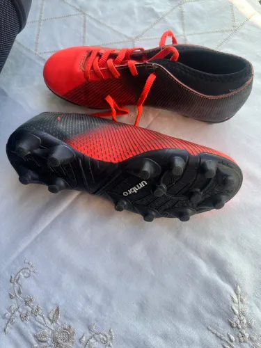 Vendo chuteira semi nova, umbro, tamanho 35