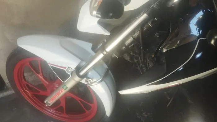Moto impecável, pneus novos, toda revisada, relação nova peso de guidão, barra direção 