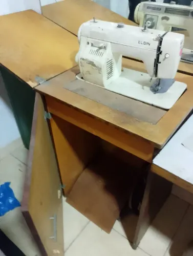 Máquina de costura Elgin genius antiga com gabinete e pedal