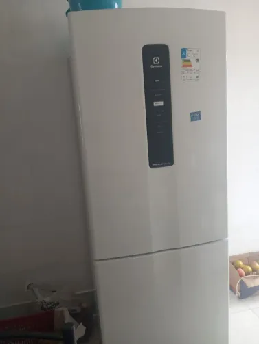 Vendo essa geladeira Eletrolux 490 com congelador em baixo