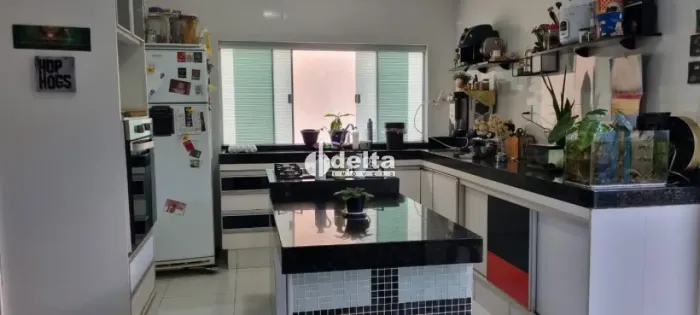 Casa com 3 quartos sendo 1 suite com sacada disponível para venda no bairro Nova Uberlândi