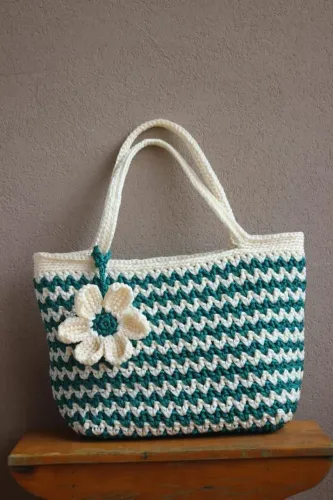 Bolsa verde e branca de zigue-zague em crochê