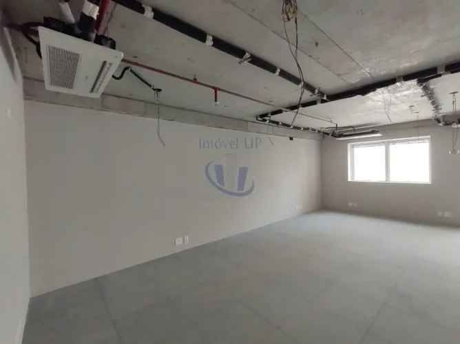 Sala de 64 m², com 2 banheiros, 2 vagas, varanda, ar condicionado, prédio novo