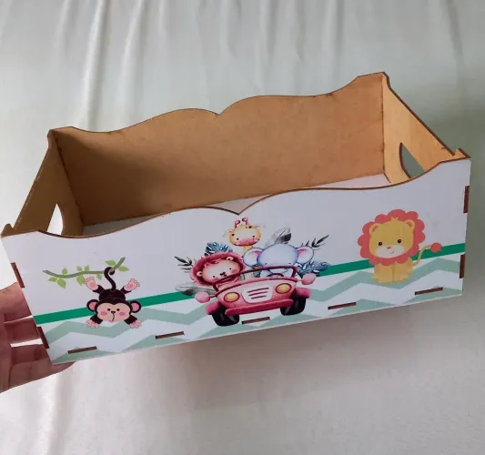 Kit de Higiene para bebê tema safari itens: uma caixa retangular organizadora e um cesto