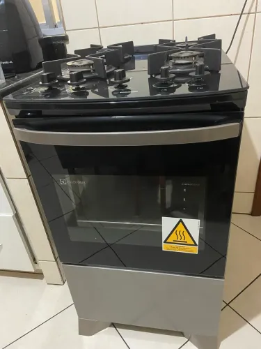 Fogão 4 bocas Electrolux Prata Efficient com Mesa de Vidro, Tripla Chama e VaporBake