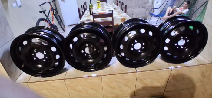 Rodas aro 14 de aço com bicos e calotas da Fiat original as rodas rodaram no máximo 50 km