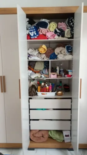 Boa oportunidade, vendo guarda roupa, mesa com seis cadeiras, painel para tv
