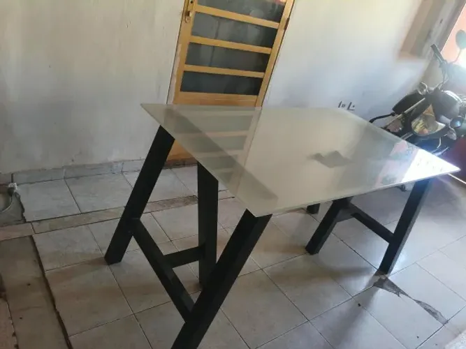 Mesa de Jantar Vidro Temperado 1,30m - Base Preta