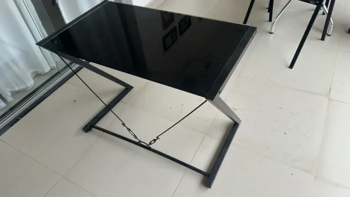 MESA DE FERRO COM VIDRO TOK&STOK