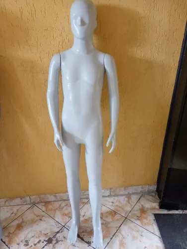 Manequim infantil sem base cinza claro