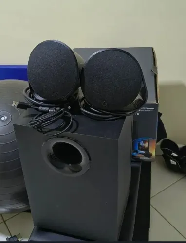 Caixa de som com sub G560 Logitech , troca por volante Logitech G29