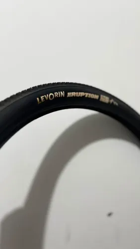 ?Par de Pneus Levorin Eruption Pra Sair Logo ?