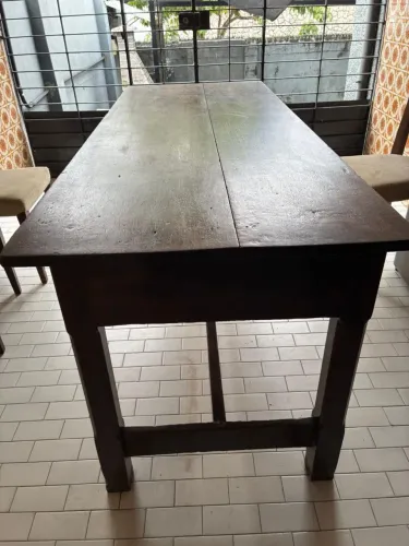 Mesa de madeira maciça (sem cadeiras)