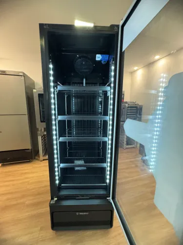 Freezer E Expositor Multitemperatura Versa All Black 557 Litros Metalfrio Preto 220v
