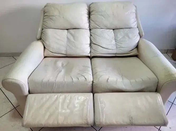 Sofá em courino cor bege, reclinável, 2 lugares