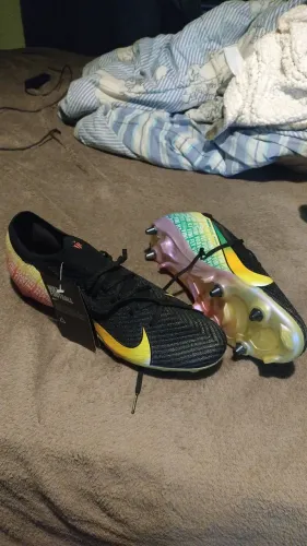 Chuteira Nike (trava mista)