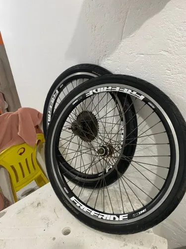 Par de jantes completo com pneus e câmara de ar, aro 26