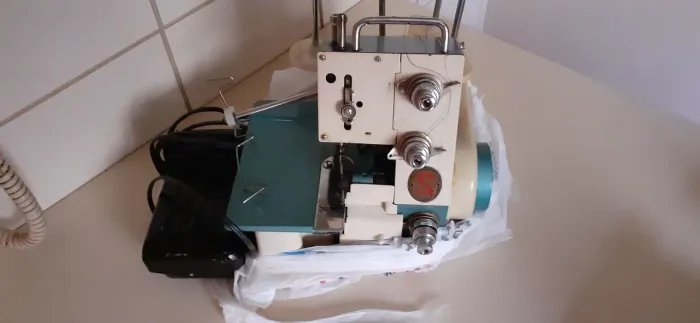 Máquina de costura overloquinha