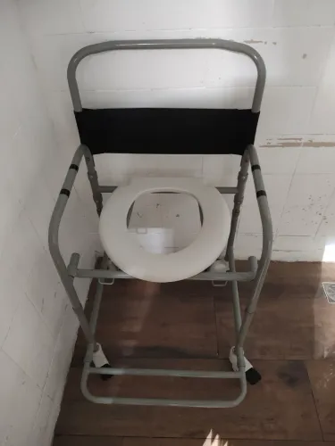 Cadeira de banho dobrável higiênica com rodas Dellamed D30