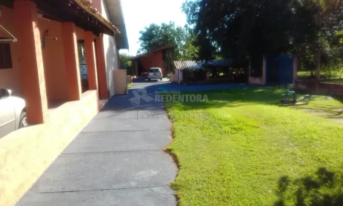 Chácara com 03 quartos, área para churrasco, barracão e edícula.