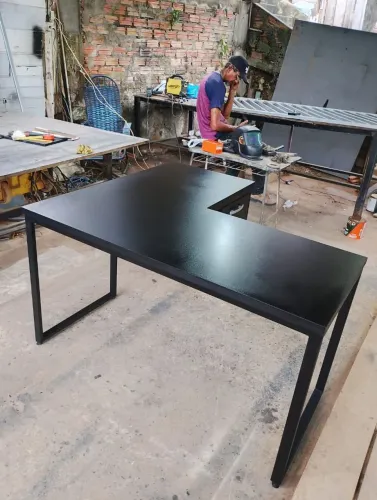 Mesa modelo em L