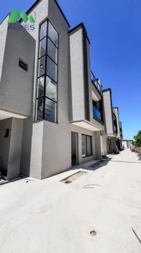 Sobrado com 3 dormitórios à venda, 127 m² por R$ 948.000,00 - Capão Raso - Curitiba/PR