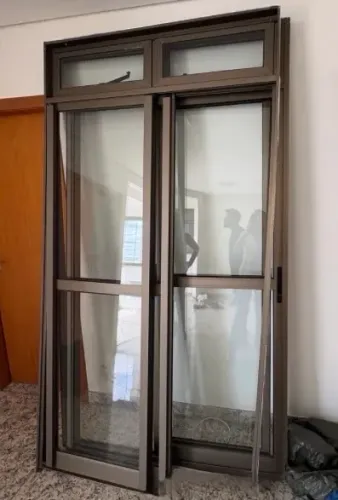 Portas em esquadria de alumínio - 2 portas e cada uma com aberturas em ambos lados