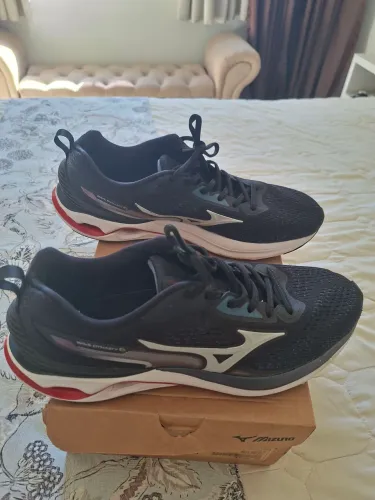 Mizuno Wave Dynasty 6