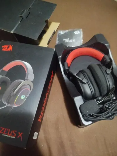 Headset Zeus X RGB - Excelente estado
