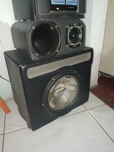 Caixa de som um sub, uma corneta e uma tentar.