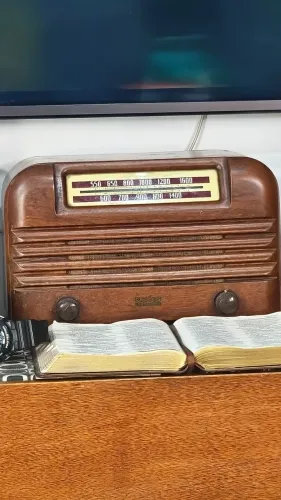 Rádio de mesa PHILCO VALVULADO, modelo 42-PT-7