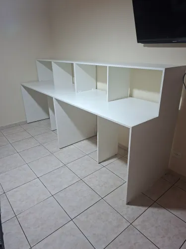 Bancada branca sob medida com Divisórias - Pronta para Uso