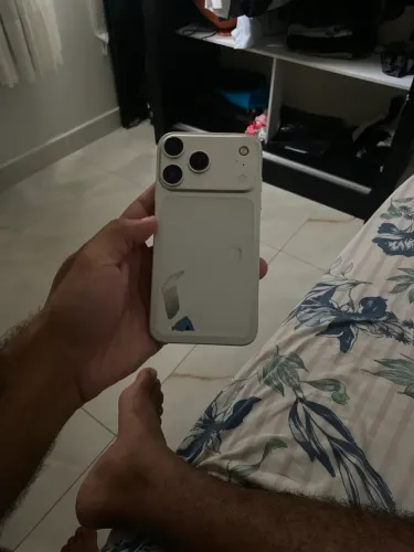 iPhone XR na carcaça do 17