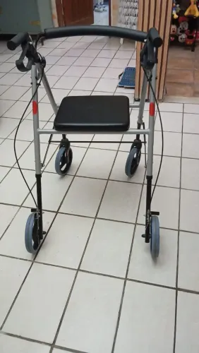 Andador ortopédico com freio