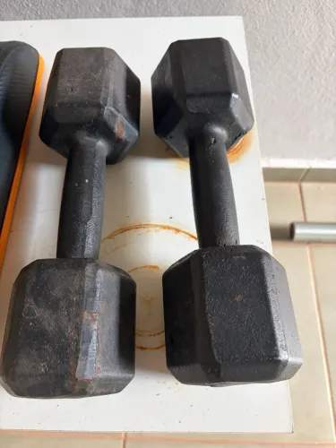 Halteres e kettlebell