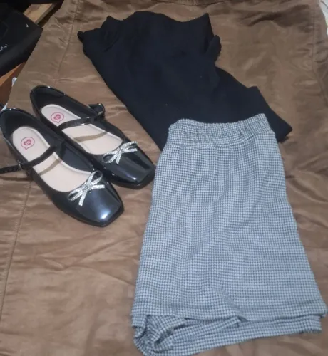 Conjunto blusa e short saia e sapato em verniz.