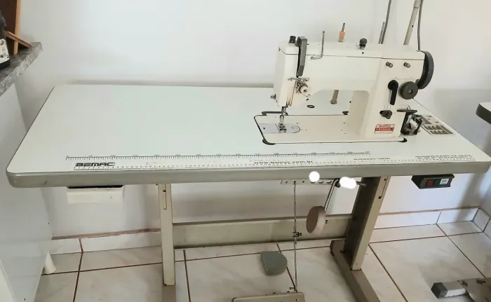 Máquina de costura semi industrial reta e zigue zague
