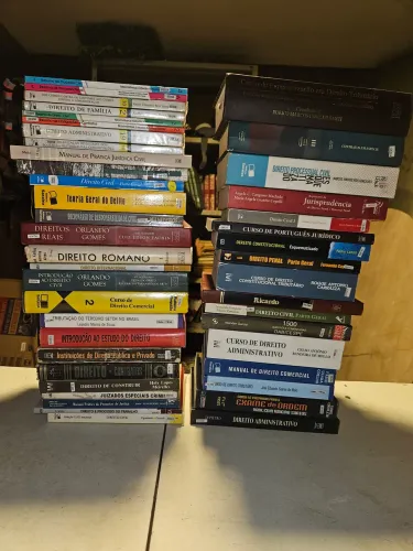 Lote de livros de Direito - cerca de 50 volumes - OAB, graduação e concursos