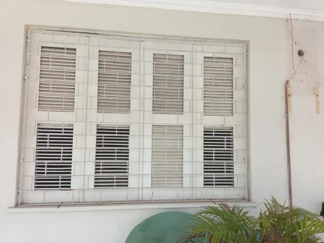 Portas, janelas, telhas e pedras para decoração.