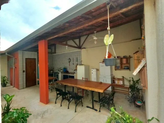 Casa ampla em bairro tranquilo 