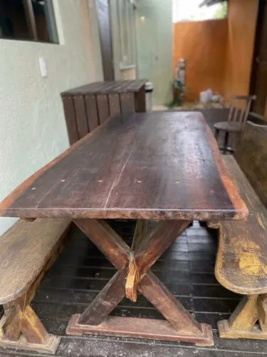 Mesa de madeira maciça com bancos