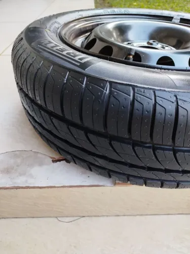 Vendo roda 14 com pneu Pirelli 175/65/14 fiat