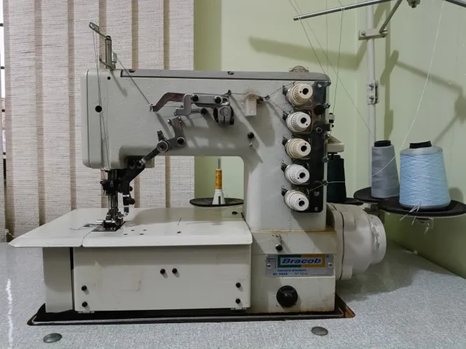 Máquina de costura Galoneira