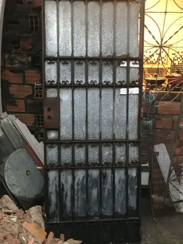 Portão com base de fixação na parede