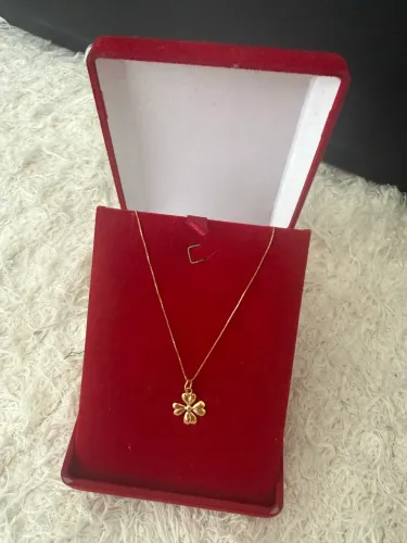 ? Colar em Ouro 18K com Pingente de Trevo - Delicado e Elegante ?
