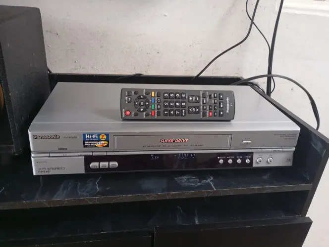 Vídeo cassete estéreo Panasonic com controle