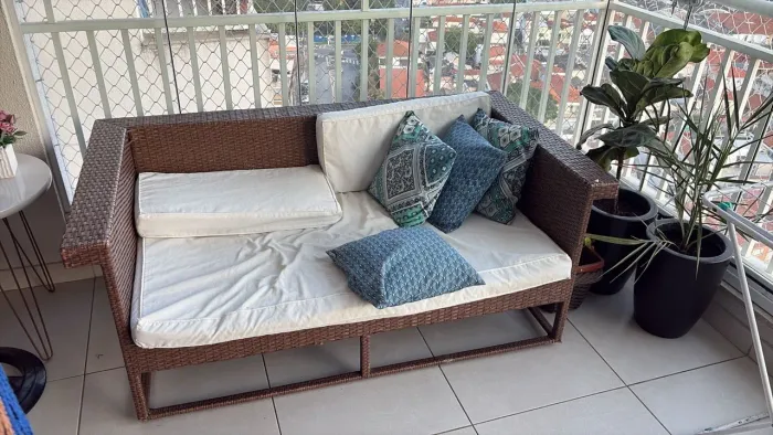 Vendo sofá de rattan 3 lugares