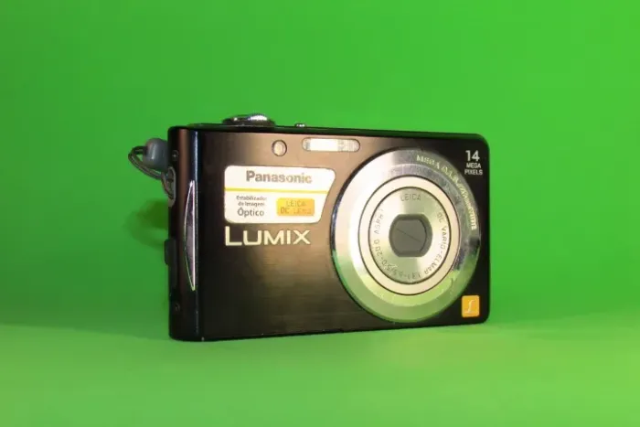Lumix DMC-FH2 com acessórios